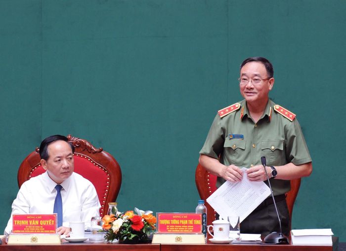 Thứ trưởng Bộ Công an Phạm Thế Tùng điều hành phiên thảo luận thứ nhất.