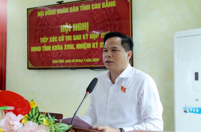 Phó Chủ tịch HĐND tỉnh Bế Minh Đức phát biểu tại buổi tiếp xúc cử tri