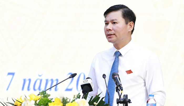 Phó Chủ tịch Thường trực UBND tỉnh Hưng Yên Nguyễn Lê Huy trình bày Báo cáo tình hình phát triển kinh tế - xã hội 6 tháng đầu năm và nhiệm vụ, giải pháp trọng tâm 6 tháng cuối năm