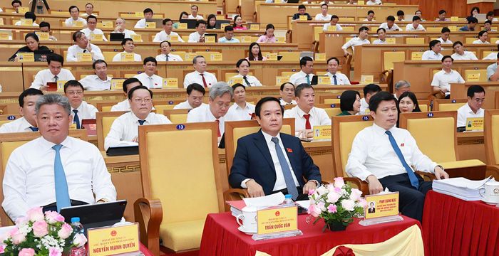 Bí thư Tỉnh ủy Hưng Yên Phạm Quang Ngọc; Phó Bí thư Thường trực Tỉnh ủy, Chủ tịch Ủy ban MTTQ Việt Nam tỉnh Hưng Yên Trần Quốc Toản; Phó Bí thư Tỉnh ủy, Chủ tịch UBND tỉnh Hưng Yên Nguyễn Mạnh Quyền dự kỳ họp