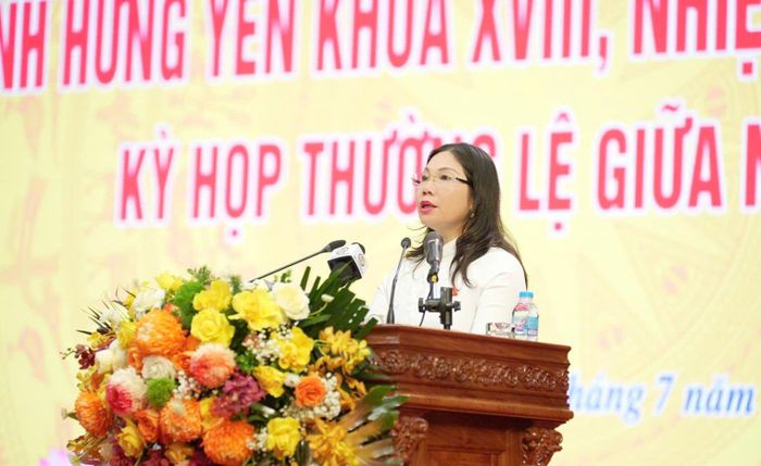Phó Chủ tịch HĐND tỉnh Hưng Yên Trần Thị Tuyết Hương trình bày báo cáo kết quả hoạt động của Thường trực, các Ban, Tổ đại biểu HĐND tỉnh 6 tháng đầu năm; phương hướng, nhiệm vụ trọng tâm 6 tháng cuối năm 2026