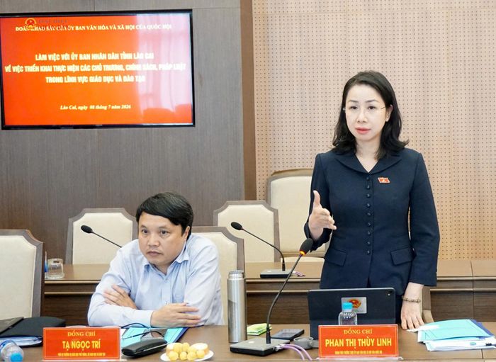 Theo ĐBQH hoạt động chuyên trách tại Ủy ban Văn hóa và Xã hội Phan Thị Thùy Linh, cần tăng cường chính sách khuyến khích, ưu đãi về thuế... nhằm huy động sự phối hợp, tham gia của doanh nghiệp cung cấp các chương trình giảng dạy tiếng Anh trong nhà trường