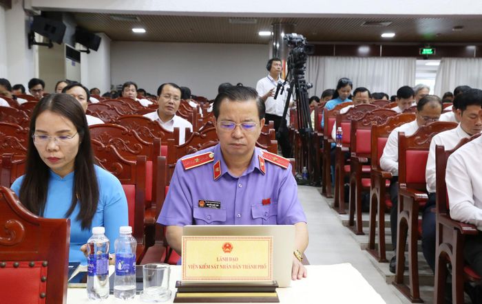 Các đại biểu tham dự kỳ họp nghiên cứu các báo cáo, tờ trình. Ảnh: Văn Dũng