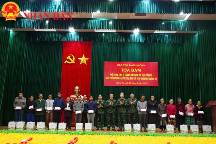 Đoàn cán bộ, học viên viện Quốc phòng, Đoàn KT-QP 337 đã trao tặng 400 triệu đồng cho xã Hướng Phùng để hỗ trợ cho các gia đình khó khăn trên địa bàn