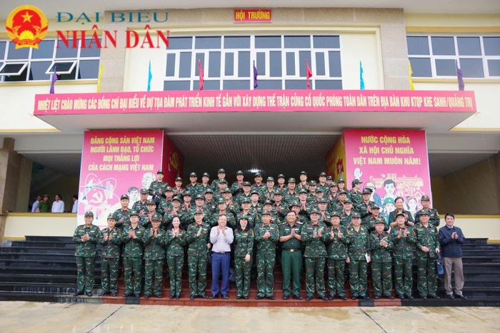 Đoàn cán bộ, học viên viện Quốc phòng, Đoàn KT-QP 337 và lãnh đạo UBND tỉnh và xã Hướng Phùng chụp ảnh lưu niệm