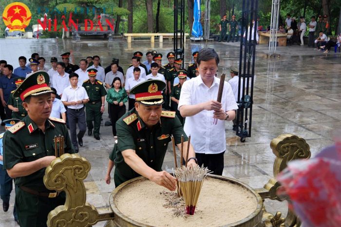 Đoàn đại biểu cán bộ, giảng viên, học viên Lớp bồi dưỡng kiến thức quốc phòng và an ninh đối tượng 1 (Khóa 102), Học viện Quốc phòng dâng hương hoa tri ân các anh hùng liệt sĩ tại nghĩa trang liệt sĩ Quốc gia Trường Sơn - Quảng Trị