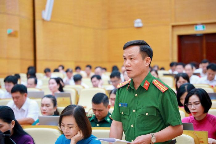 Đại biểu Lê Hồng Vân, Phó Giám đốc Công an tỉnh phát biểu thảo luận tại hội trường