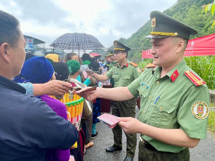 Lực lượng Công an Tuyên Quang tuyên truyền pháp luật cho Nhân dân khu vực biên giới hai nước.