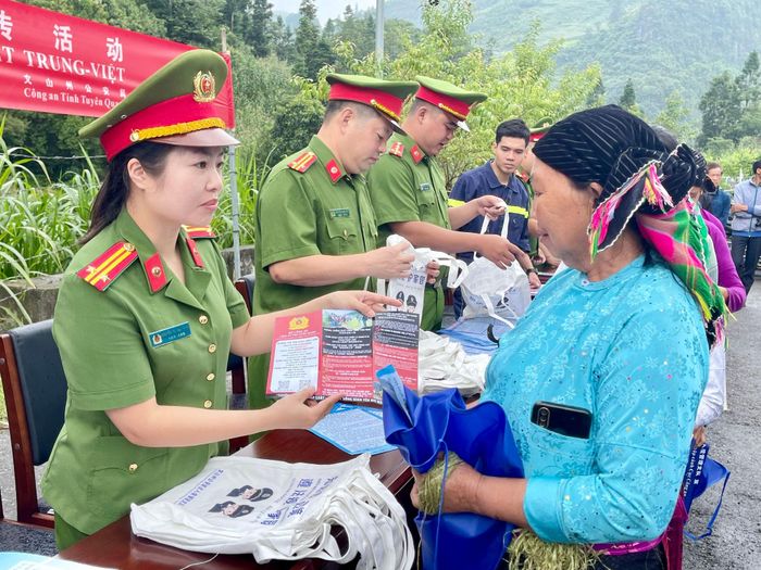 Các phòng nghiệp vụ Công an tỉnh Tuyên Quang phối hợp với Công an Châu Văn Sơn, tỉnh Vân Nam (Trung Quốc) tổ chức hoạt động tuyên truyền, phổ biến pháp luật cho Nhân dân khu vực biên giới hai nước.