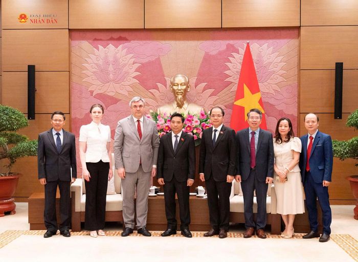 Phó Chủ tịch Quốc hội, Thượng tướng Nguyễn Doãn Anh; Phó Chủ tịch Ủy ban đối ngoại thành phố Saint Petersburg, Liên bang Nga Kalganov Vyacheslav Gennadievic và các đại biểu