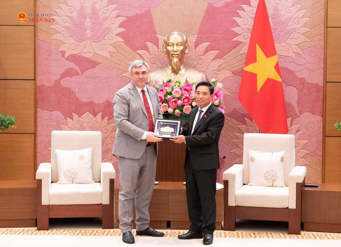 Phó Chủ tịch Quốc hội, Thượng tướng Nguyễn Doãn Anh trao quà lưu niệm tặng Phó Chủ tịch Ủy ban đối ngoại thành phố Saint Petersburg, Liên bang Nga Kalganov Vyacheslav Gennadievic