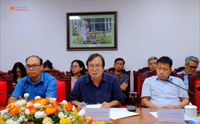 Chủ tịch Hội đồng thành viên, Tổng giám đốc NXBGDVN Nguyễn Tiến Thanh báo cáo Đoàn khảo sát
