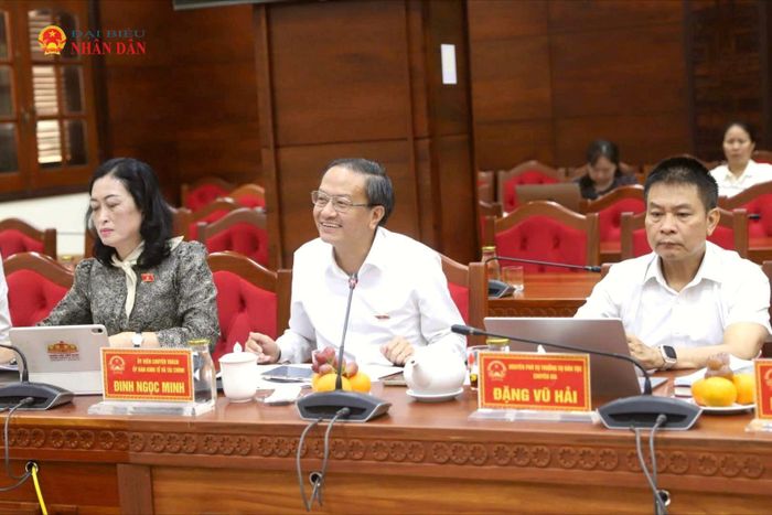 Các thành viên Đoàn công tác của Hội đồng Dân tộc trao đổi tại buổi làm việc