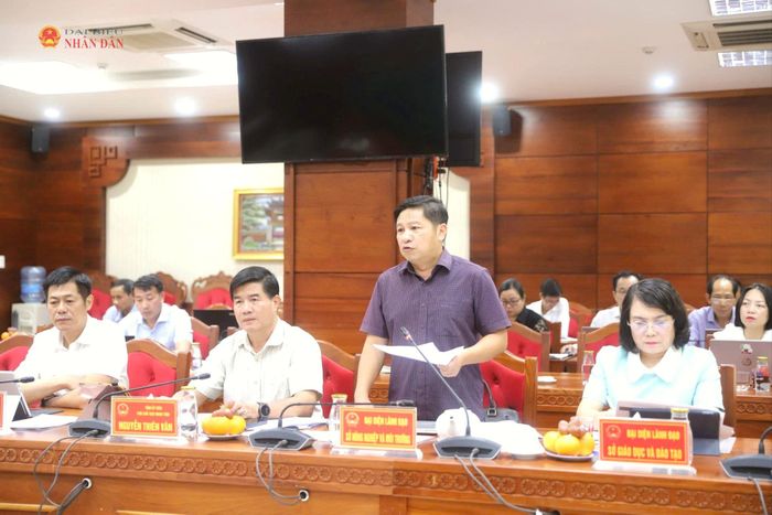 Đại diện Sở Nông nghiệp và Môi trường báo cáo tình hình thực hiện chính sách, pháp luật về đất đai đối với vùng đồng bào dân tộc thiểu số và miền núi
