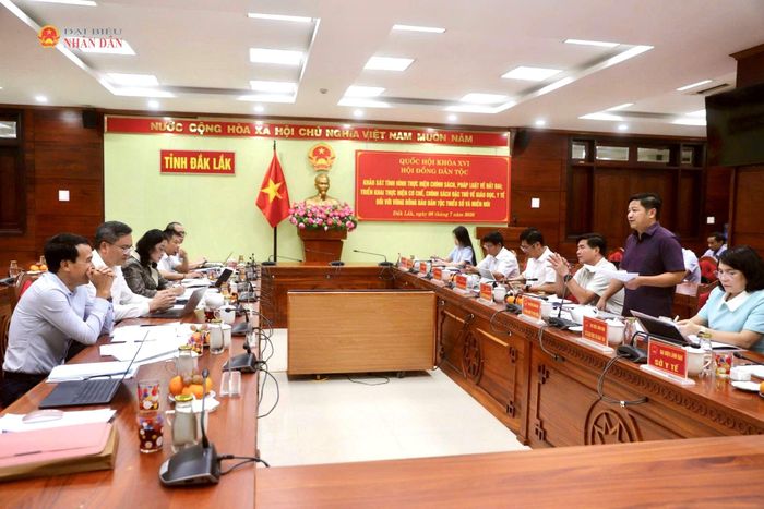 Quang cảnh buổi làm việc
