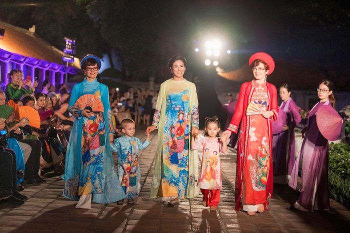 Trình diễn áo dài trong Chương trình Áo dài - Di sản văn hóa Việt Nam tại Di tích quốc gia đặc biệt Văn Miếu - Quốc Tử Giám, Hà Nội. Nguồn: toquoc.vn