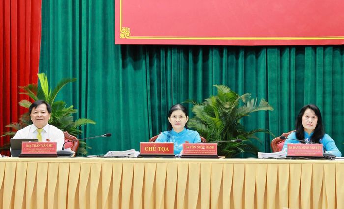 Chủ tọa điều hành Kỳ họp thứ Ba, HĐND thành phố Đồng Nai khóa I. Ảnh: Hồ Thảo