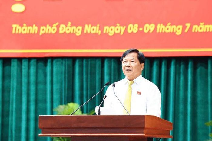 Phó Chủ tịch HĐND thành phố Trần Văn Mi thông qua chương trình làm việc Kỳ họp thứ Ba, HĐND thành phố Đồng Nai khóa I. Ảnh: Hồ Thảo
