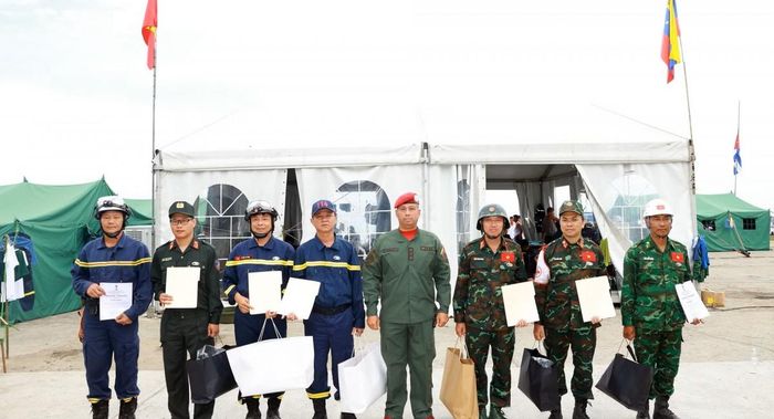 Trung tá Rául Serrano Chacón trao Huân chương "Anh hùng Venezuela" tặng Đoàn cứu nạn, cứu hộ Việt Nam. Ảnh: CTTĐT Bộ Công an