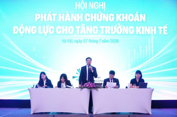 Phó Chủ tịch Ủy ban Chứng khoán Nhà nước Hoàng Văn Thu phát biểu tại Hội nghị.
