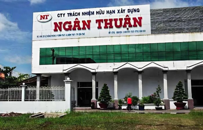 Danh sách các doanh nghiệp nợ thuế còn có Công ty TNHH Xây dựng Ngân Thuận (đơn vị từng nợ 558 tỷ đồng vào năm 2024 và hiện đang bị Cục Thuế TP Cần Thơ cưỡng chế bằng biện pháp ngừng sử dụng hóa đơn)