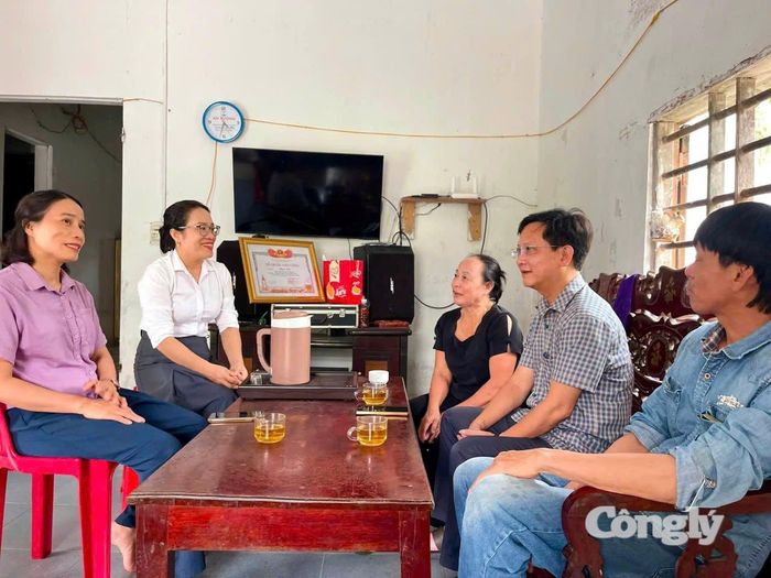 Lãnh đạo xã Thạch Khê ân cần gửi lời thăm hỏi, động viên tới thân nhân các gia đình liệt sĩ.