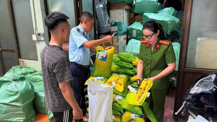 Các lực lượng trong Ban Chỉ đạo 389 thành phố Hà Nội xử lý vụ việc vi phạm quyền sở hữu công nghiệp đối với nhãn hiệu gạo ST25