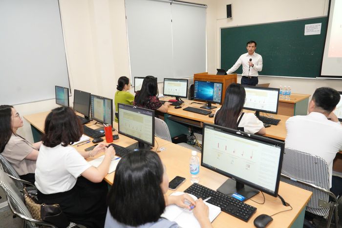 Ông Lê Việt Hùng, Phó Vụ trưởng Vụ Tổ chức cán bộ phát biểu tại chương trình tập huấn