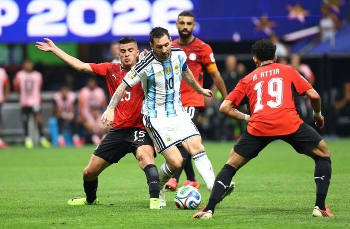 Ai Cập đã thành công phong tỏa số 10 của Argentina trong phần lớn thời gian trận đấu, nhưng chỉ cần 15 phút cuối trận lơi lỏng họ đã phải trả giá. Ảnh: Reuters.