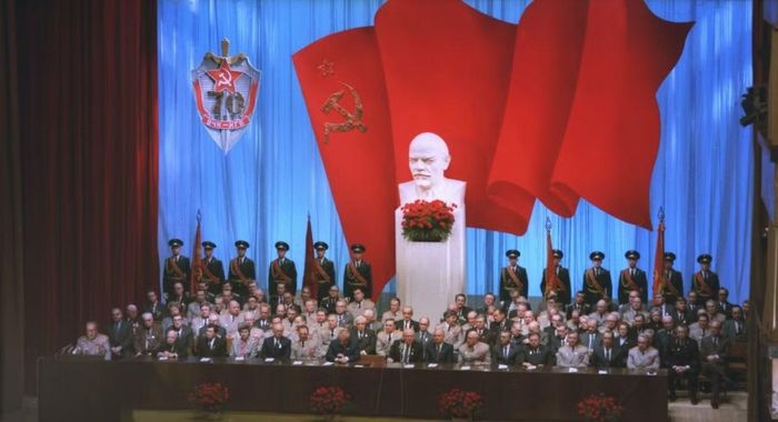 Năm 1987, KGB kỷ niệm 70 năm thành lập. Đứng phía sau là các binh sĩ thuộc Trung đoàn Kremlin tinh nhuệ của KGB. Nguồn: Espionagehistoryarchive.com