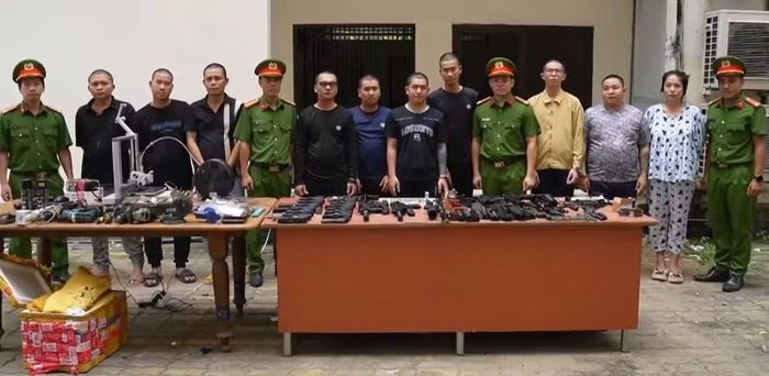  Các đối tượng cùng tang vật tại Cơ quan công an 
