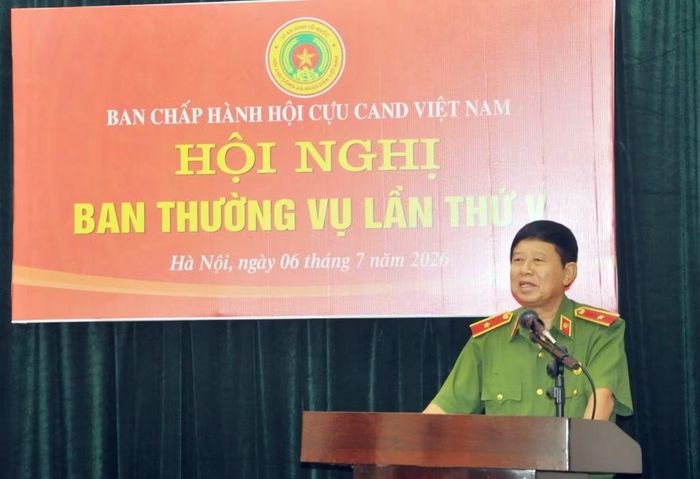 Thiếu tướng Vũ Hùng Vương, Phó Chủ tịch thường trực Hội Cựu CAND Việt Nam trình bày dự thảo Báo cáo tổng kết nhiệm kỳ 2023 - 2026 và phương hướng nhiệm kỳ 2026 - 2031.