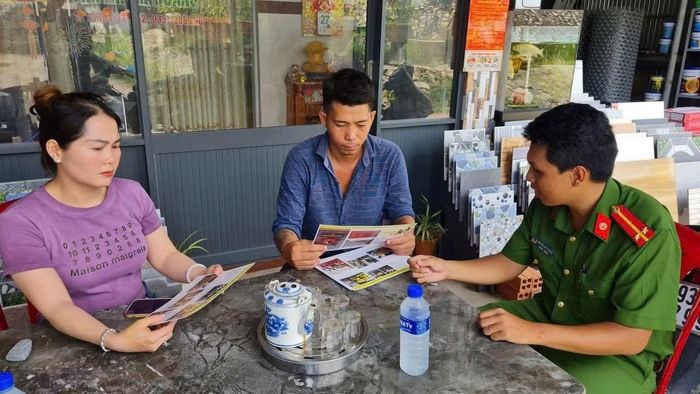 Công an xã đến trực tiếp cơ sở kinh doanh tuyên truyền phòng, chống ma túy.