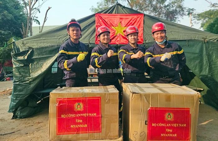  Thiếu tá Vũ Duy Hưng và Thiếu tá Bùi Nguyên Nghị (ở giữa) cùng các đồng đội thực hiện nhiệm vụ tại Myanmar. 