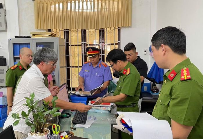 Khám xét nơi làm việc của các đối tượng "Lợi dụng chức vụ, quyền hạn trong khi thi hành công vụ" xảy ra tại Ban quản lý rừng phòng hộ Bắc sông Hương.