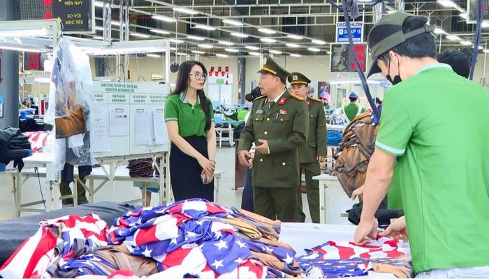 Lực lượng An ninh kinh tế Công an TP Huế tuyên truyền các quy định pháp luật đến doanh nghiệp trên địa bàn.