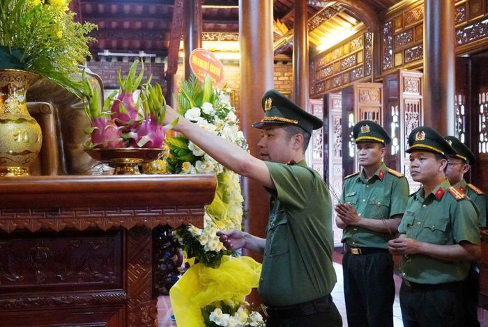 Phòng An ninh kinh tế Công an TP Huế dâng hoa, dâng hương tại Khu lưu niệm Đại tướng Lê Đức Anh ở xã Hưng Lộc, TP Huế.