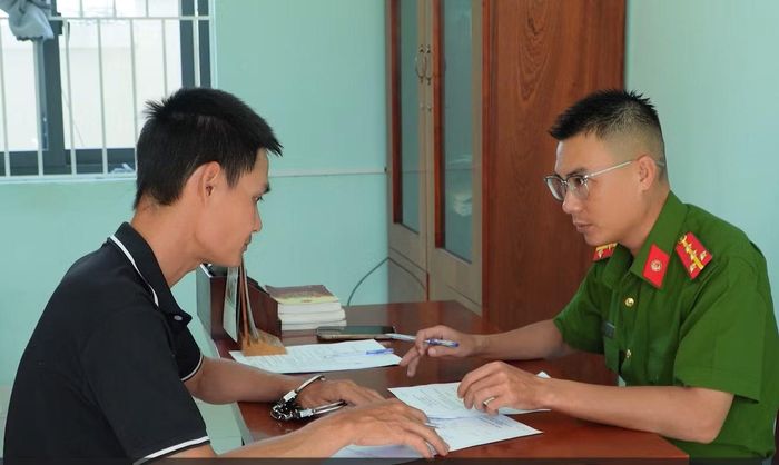 Đối tượng Nguyễn Duy Thế tại trụ sở Công an.