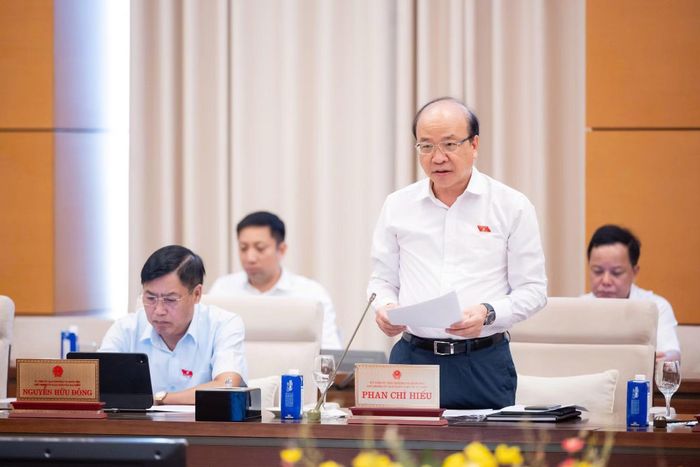 Chủ nhiệm Ủy ban Pháp luật và Tư pháp Phan Chí Hiếu trình bày báo cáo thẩm tra.