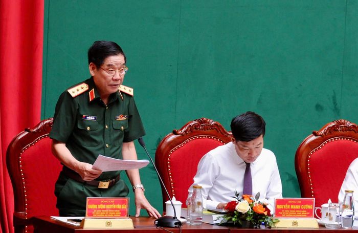Thứ trưởng Bộ Quốc phòng Nguyễn Văn Gấu điều hành thảo luận tại hội thảo.