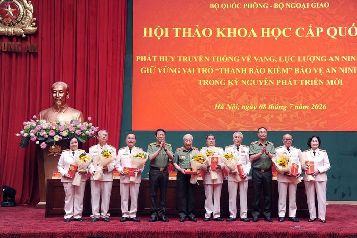 Bộ trưởng Lương Tam Quang, Thứ trưởng Phạm Thế Tùng tặng hoa cho các Anh hùng lực lượng vũ trang nhân dân tham dự hội thảo.