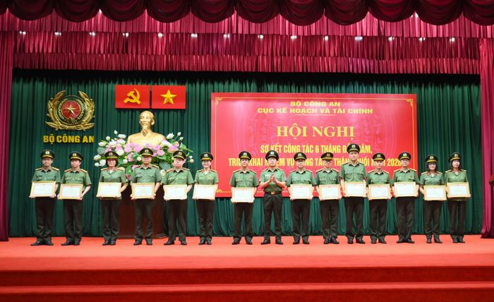 Thừa ủy quyền, Thiếu tướng Nguyễn Văn Thập, Phó Cục trưởng Cục Kế hoạch và Tài chính trao Bằng khen của Bộ trưởng Bộ Công an tặng các tập thể, cá nhân xuất sắc.