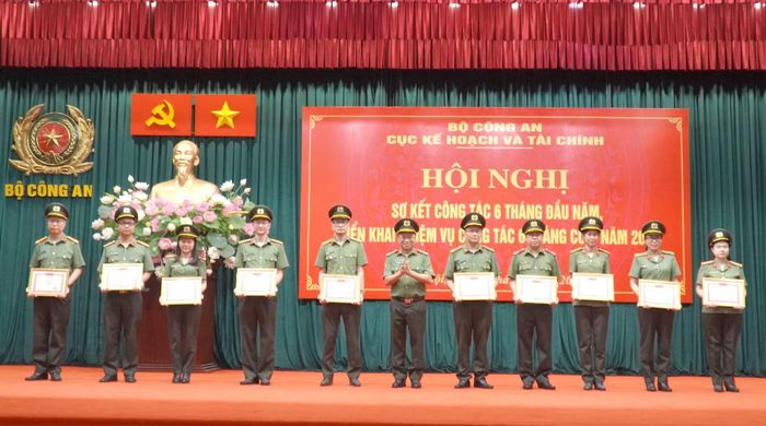 Đại tá Nguyễn Xuân Hiệp, Phó Cục trưởng Cục Kế hoạch và Tài chính trao Giấy khen của Cục Kế hoạch và Tài chính tặng các tập thể, cá nhân.