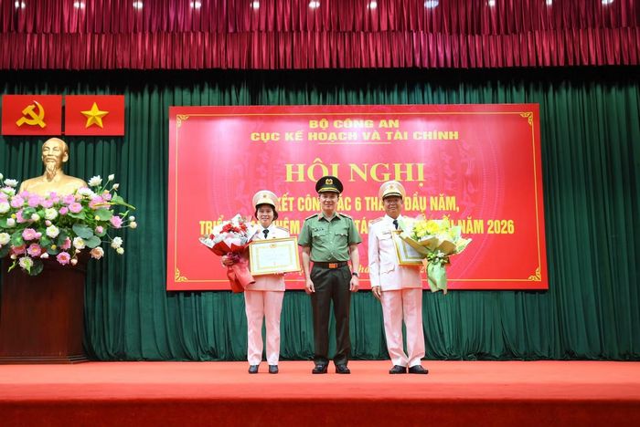 Thừa ủy quyền, Trung tướng Phạm Trường Giang trao Huy hiệu 30 năm tuổi Đảng tặng các đồng chí lãnh đạo Cục Kế hoạch và Tài chính.