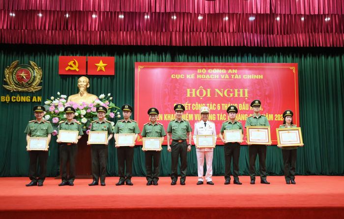 Thừa ủy quyền, Trung tướng Phạm Trường Giang trao Bằng khen của Thủ tướng Chính phủ và Bộ trưởng Bộ Công an tặng các tập thể, cá nhân có thành tích xuất sắc.