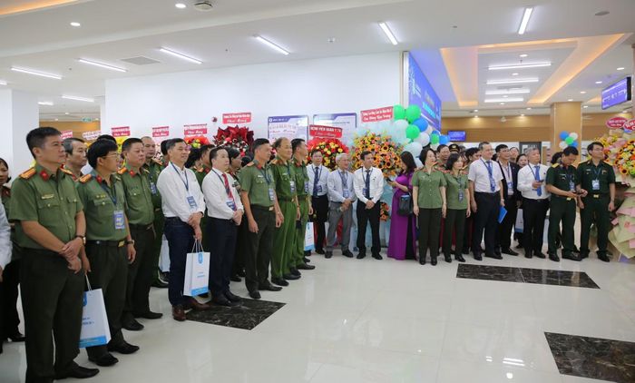 Các đại biểu chứng kiến Lễ khai trương.