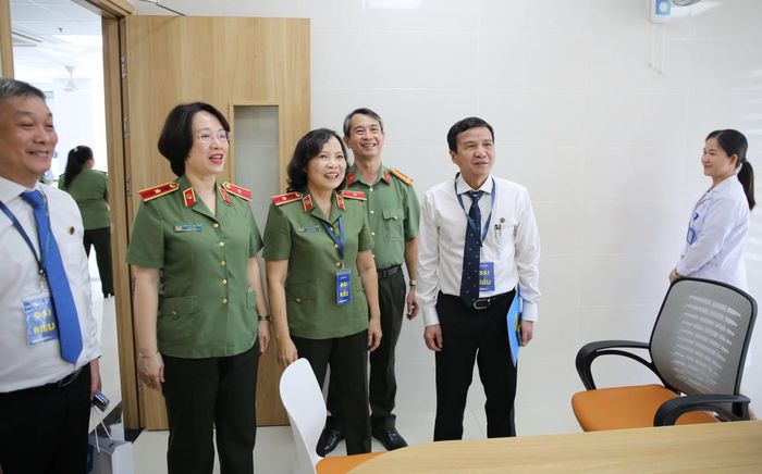 Các đại biểu tham quan khu vực khám chữa bệnh hiện đại.