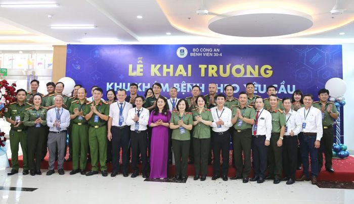 Các đại biểu chúc mừng Bệnh viện 30-4.