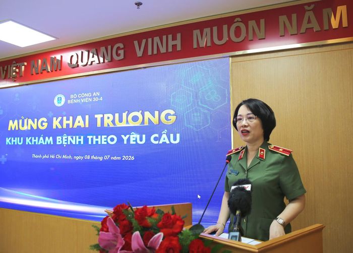 Thiếu tướng Dương Thị Thu Hằng, Giám đốc Bệnh viện 30-4 phát biểu tại buổi lễ.