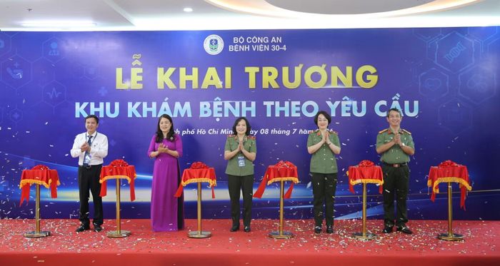  Các đồng chí lãnh đạo và đại biểu cắt băng khai trương khu khám bệnh mới. 
